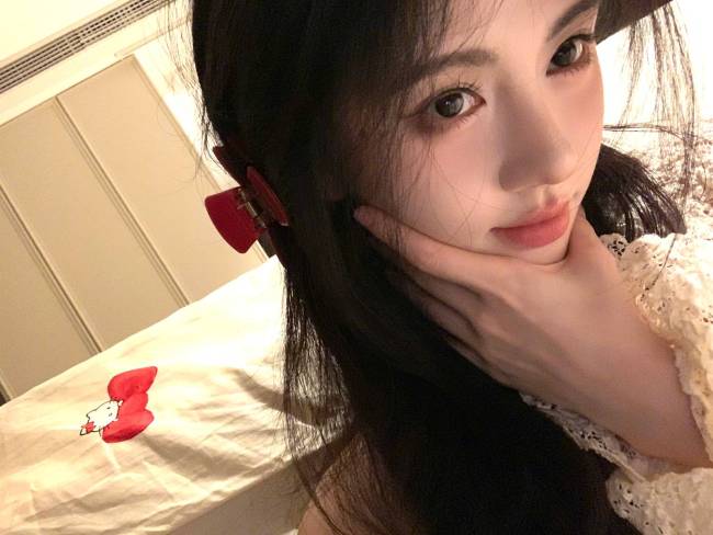 鞠婧祎晒居家怼脸自拍照 对镜头wink少女感十足