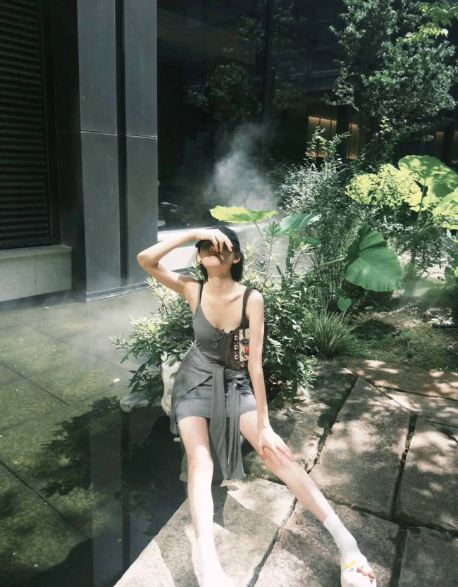 宋祖儿穿吊带裙身材纤细 在大自然中拍照状态松弛