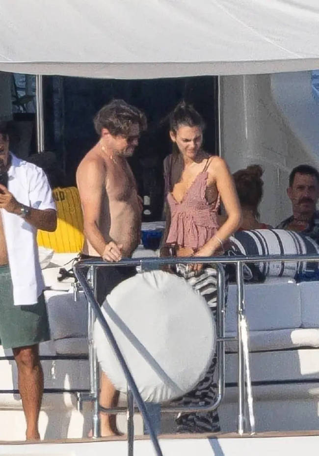 小李子和女友游艇度假 两人穿着泳衣超吸睛