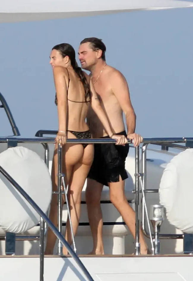 小李子和女友游艇度假 两人穿着泳衣超吸睛