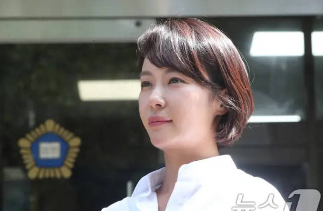 韩国女星黄正音蜕化公款43亿 出席庭审被求刑3年