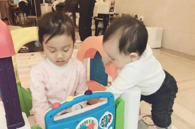 甜馨和小酒窝合拍舞蹈视频 两人笑容甜美画面养眼