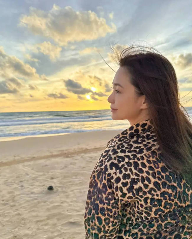 钟欣潼穿白色比基尼海边度假 神情温柔状态超好