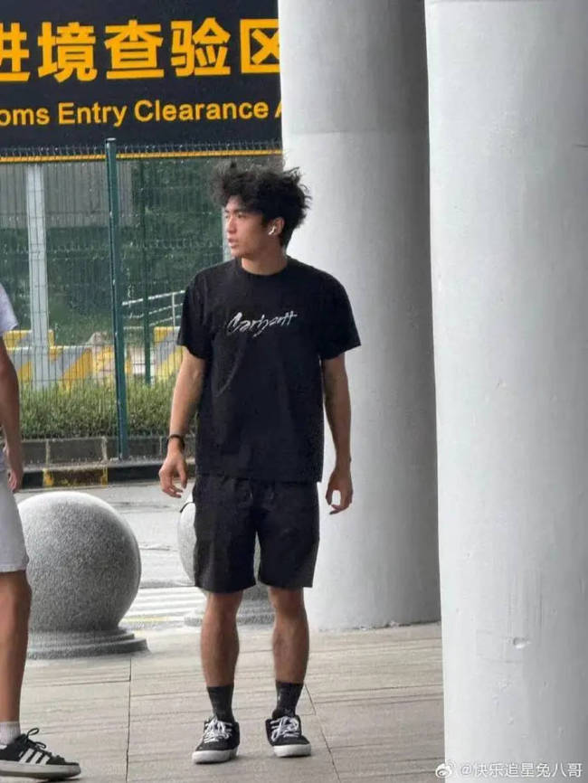 谢霆锋和大儿子度假被偶遇 父子状态在线气氛融洽