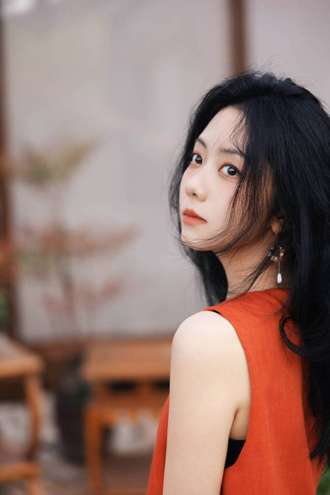 谭松韵穿红色连衣裙俏皮可爱 眼神明亮气质温婉