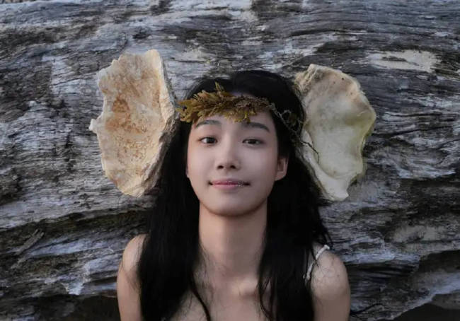 卢昱晓穿白色长裙笑容甜美 妆容自然活泼俏皮