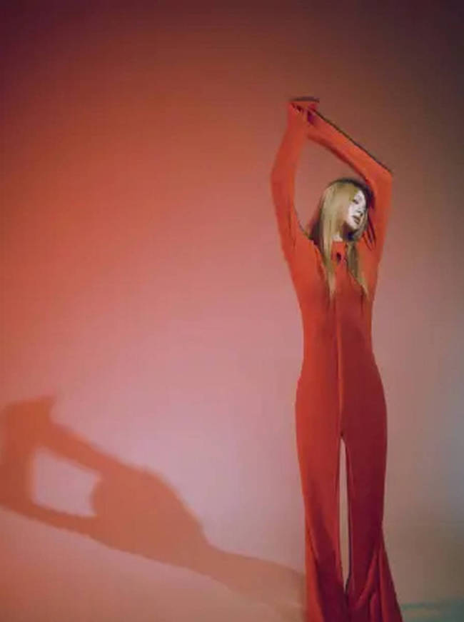 欧阳娜娜红色毛衣眼神温柔 妆容自然展现独特魅力