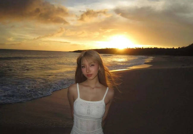 小S大女儿更新海边美照！秒变金发辣妹大长腿吸睛