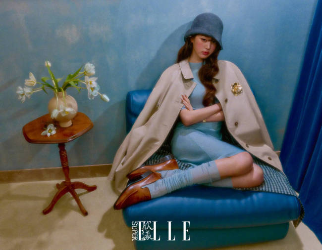 张元英穿相沿长裙体态优雅 表情娇俏似油画中青娥