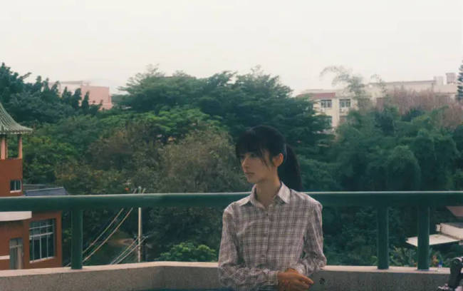 王影璐马尾辫青春阳光 穿格子衬衫站窗边氛围感足