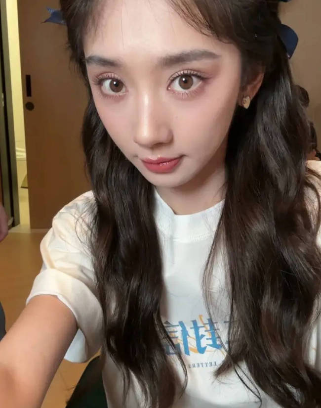 王影璐马尾辫青春阳光 穿格子衬衫站窗边氛围感足