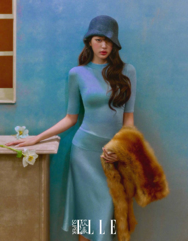 张元英穿相沿长裙体态优雅 表情娇俏似油画中青娥