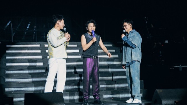 何晟铭亮相上海演唱会人气爆棚 粉丝热情见证高国民度