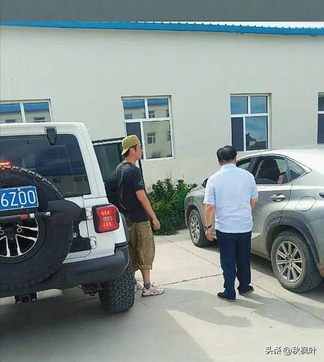 42岁朱亚文在内蒙古被偶遇，他打扮休闲，身高五五分，沧桑了许多 成熟魅力依旧