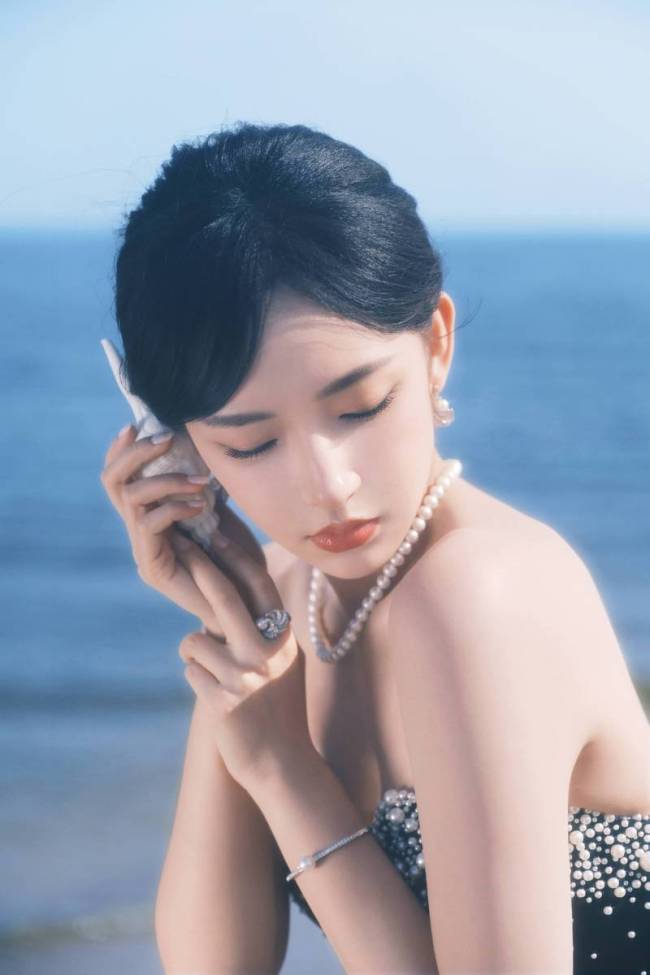 程潇抹胸裙海边回眸 性感慵懒宛如盛开的黑色玫瑰