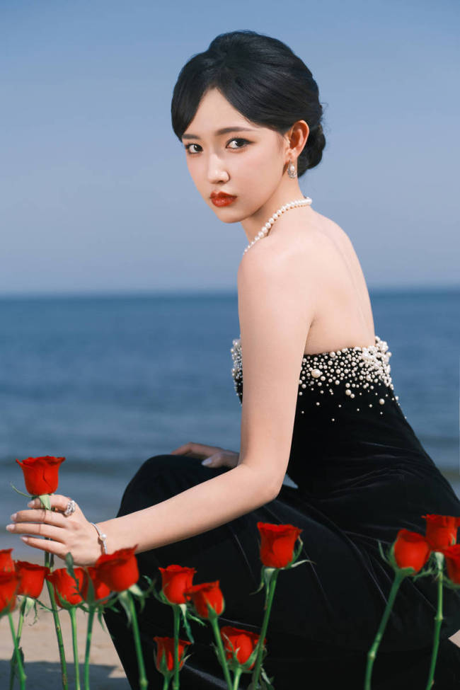 程潇抹胸裙海边回眸 性感慵懒宛如盛开的黑色玫瑰