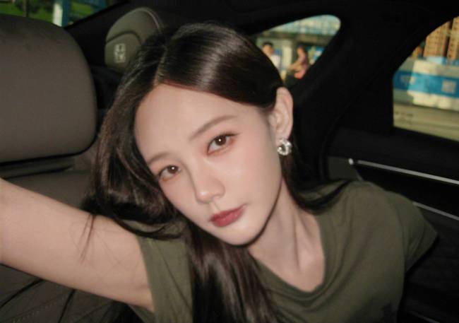 李一桐穿搭休闲坐车里搞怪自拍 笑眼弯弯超级治愈