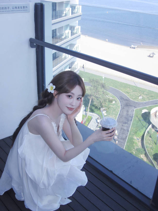 祝绪丹穿吊带尽显纯欲诱惑 嘟嘴回眸娇憨灵动