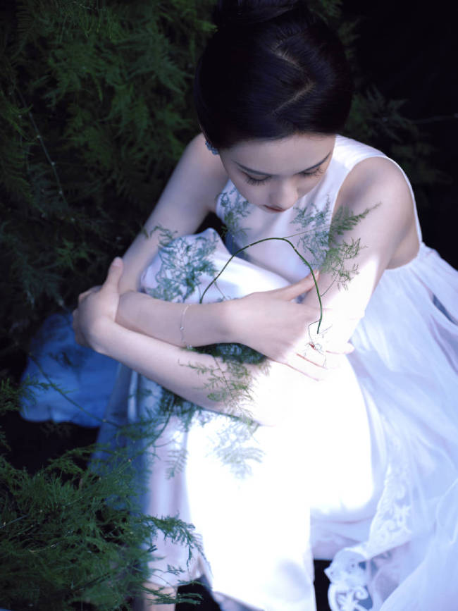 陈都灵穿白色长裙清纯灵动 表情懵懂宛如林间小鹿