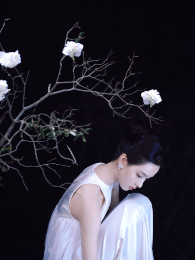 陈都灵穿白色长裙清纯灵动 表情懵懂宛如林间小鹿