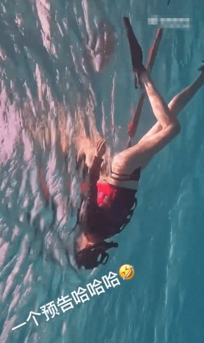 关晓彤INS更新比基尼美照！下海潜水修长美腿吸睛