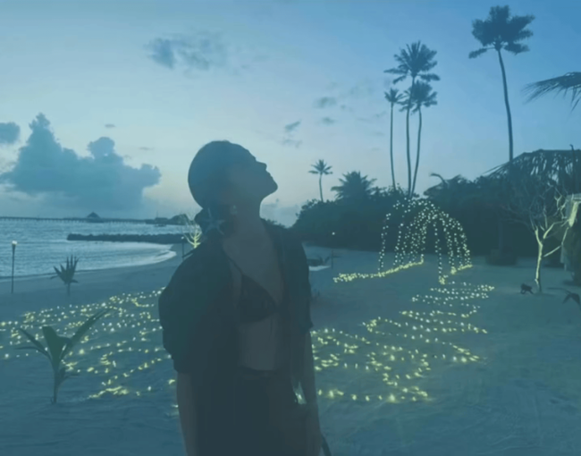 关晓彤INS更新比基尼美照！下海潜水修长美腿吸睛