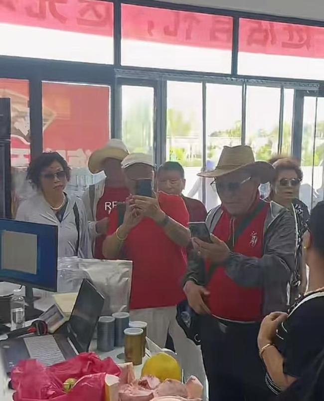 全红婵爸妈开店低调欢迎搭客 朴实关爱获好评