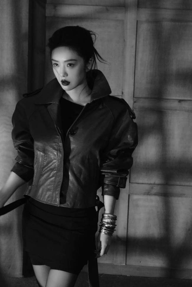 蔡文静穿露背装性感魅惑 涂黑色口红个性十足