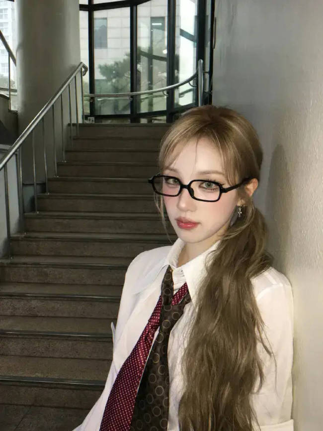 宋雨琦分享复古辣妹风美照 甜酷可爱气场全开