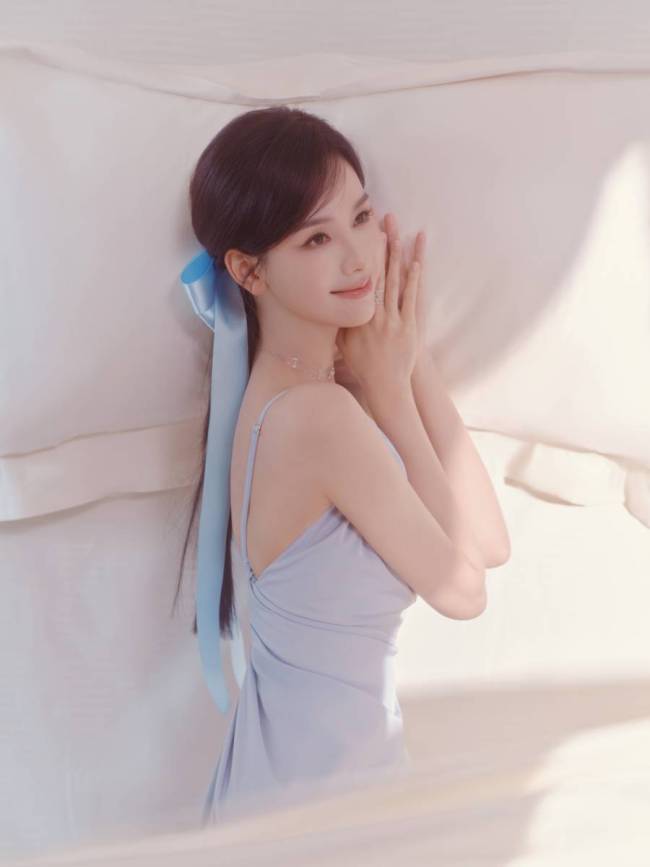 陈都灵穿淡蓝缎面长裙 戴大蝴蝶结发饰姿态娇俏