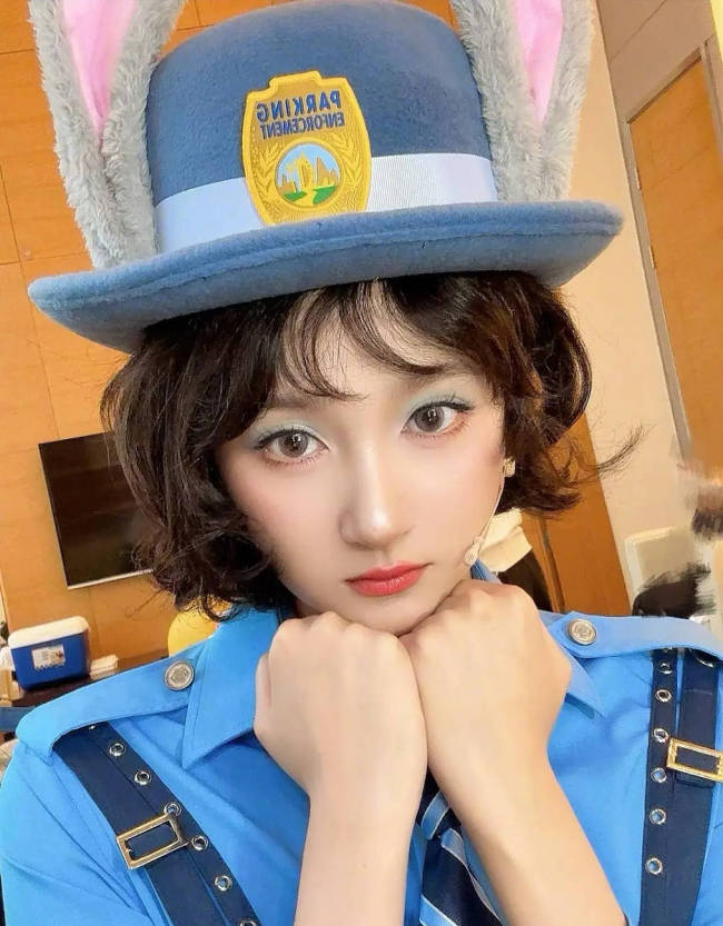 关晓彤cos兔子警官朱迪 对镜头甜笑wink俏皮又可爱