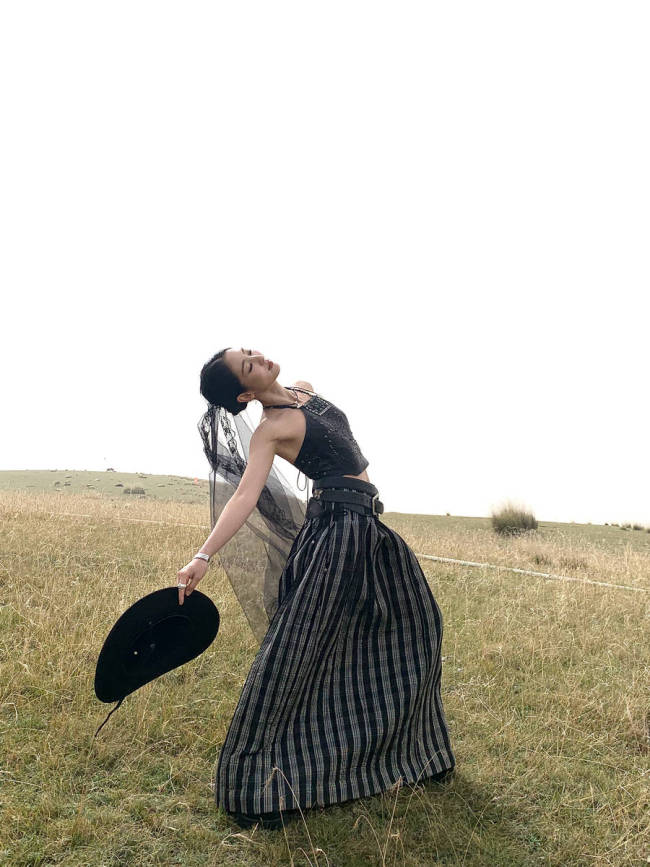 邢菲穿长裙站在草原好自由 化身牛仔女郎又酷又甜