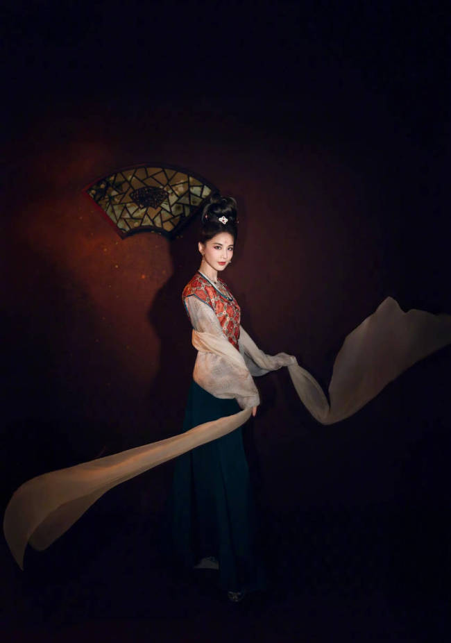 黄圣依穿汉服尽显古韵风采！气质温婉灵动美貌迷人