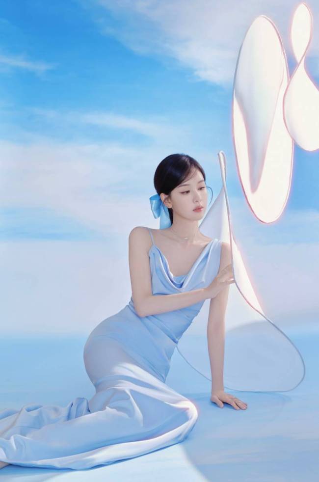 陈都灵穿淡蓝缎面长裙 戴大蝴蝶结发饰姿态娇俏