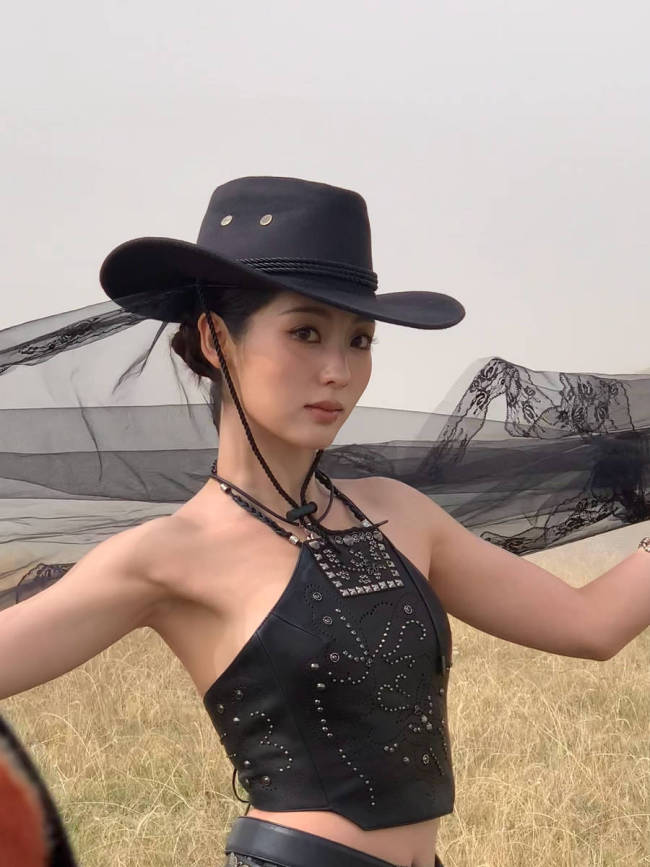 邢菲穿长裙站在草原好自由 化身牛仔女郎又酷又甜