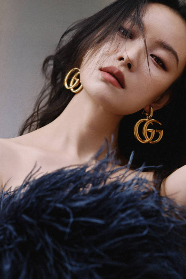 倪妮穿亮片裙出席时装周 搭配渺小羽毛冷艳迷东谈主