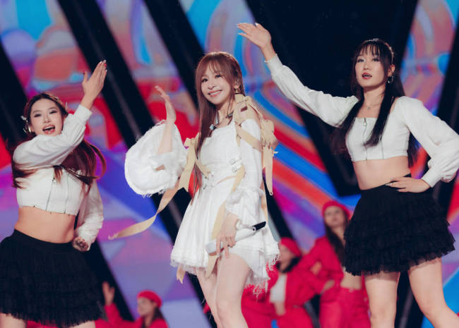 王心凌最新露天舞台照曝光！淋雨唱歌舞蹈元气满满