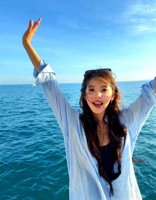 章若楠浴袍游艇合照