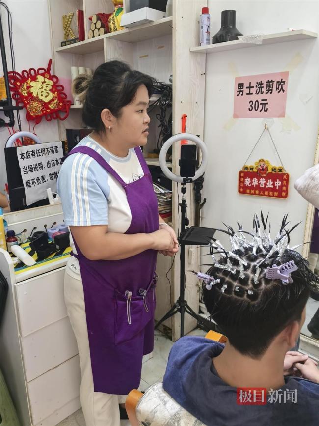 理发师晓华称爆红带来很多便利