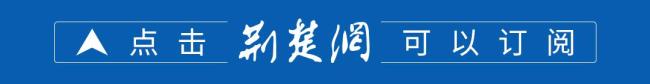 女生在浙江瀑布前拍照 空中飘来一排人