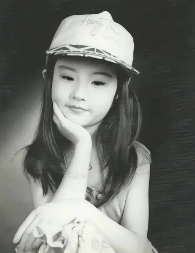 刘亦菲童年照流出 穿粉色公主裙梳麻花辫笑容甜美