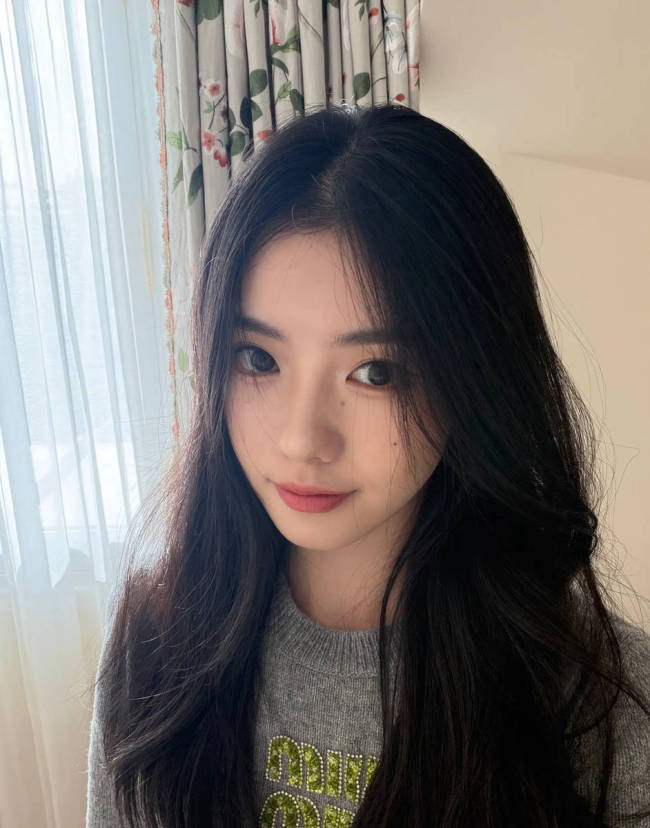 刘浩存穿灰色毛衣眼神温柔 长发披肩氛围感拉满