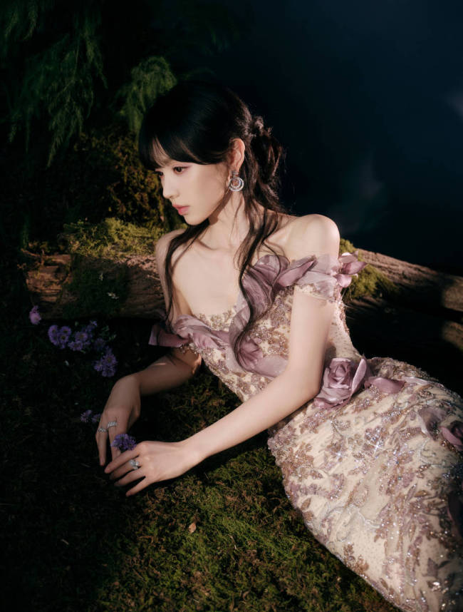 田曦薇穿抹胸裙化身蝴蝶仙子 凉爽回眸尽显魔力