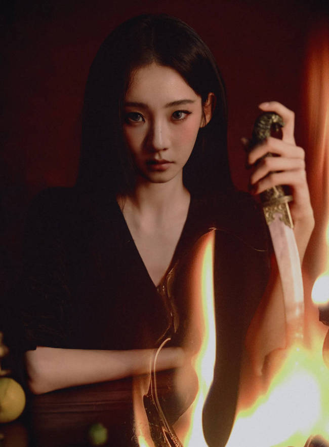 张艺凡玄色系服装搭配芒刃 绽放猛烈与目田之好意思