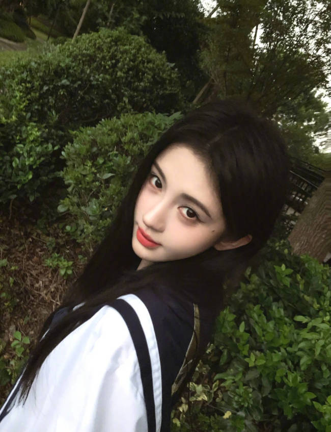 鞠婧祎晒平日随拍清纯温婉 回眸含笑仙女感悉数