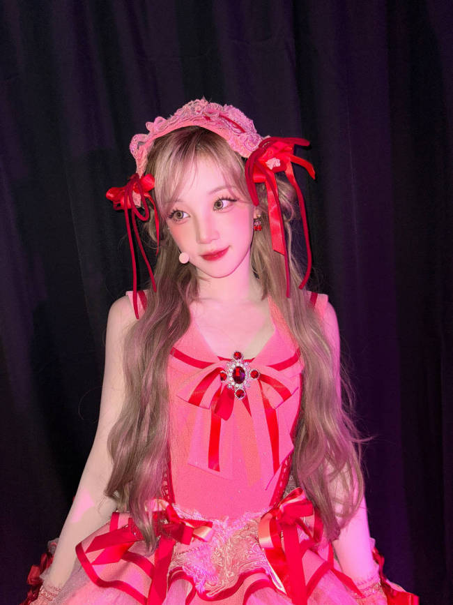 宋雨琦穿红色短裙神采娇憨灵动 肌肤皑皑细巧鲜艳