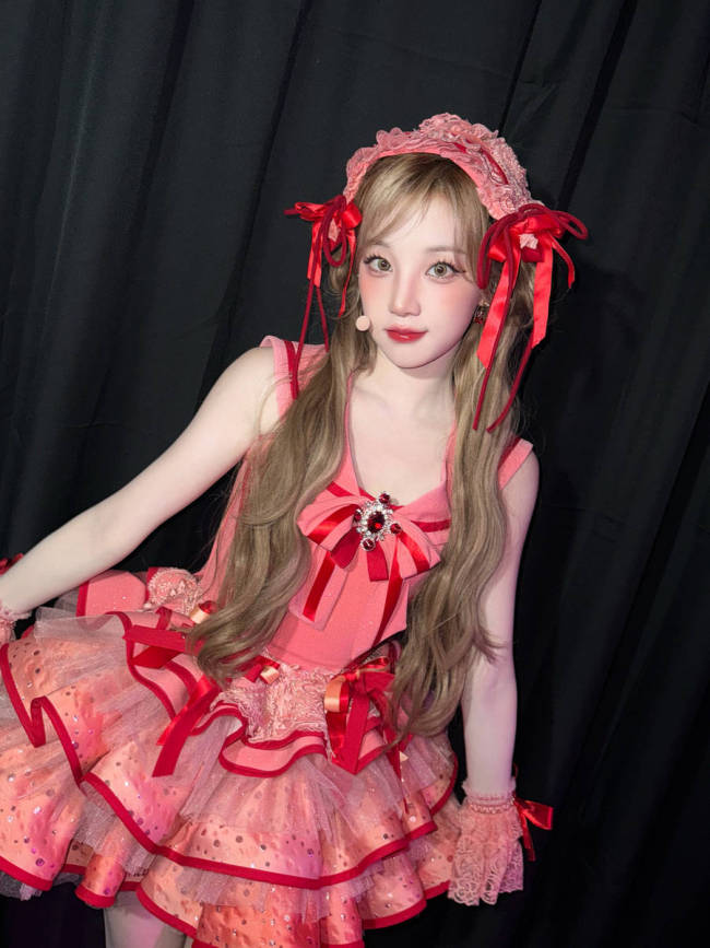 宋雨琦穿红色短裙神采娇憨灵动 肌肤皑皑细巧鲜艳