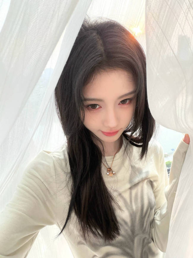 鞠婧祎晒平日随拍清纯温婉 回眸含笑仙女感悉数