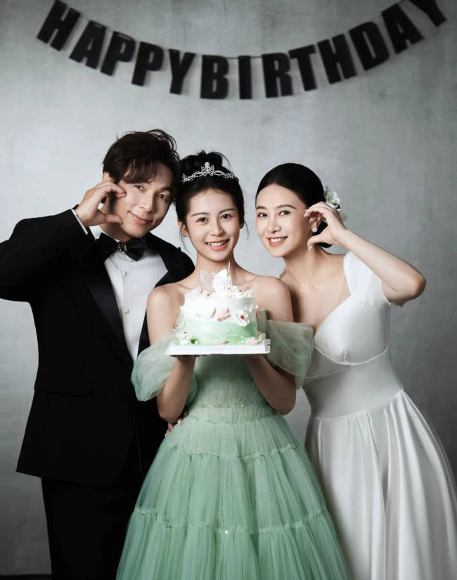 翁虹妻子为男儿庆祝18岁诞辰 一家三口同框好温馨