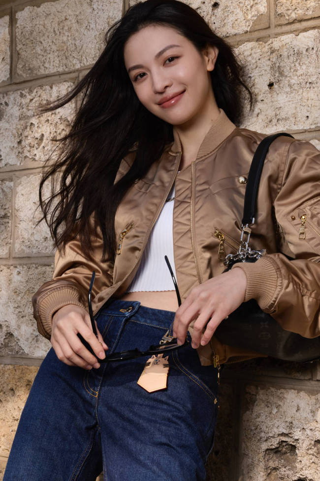 钟楚曦街头美图释出 美拉德风简约穿搭明媚又高级